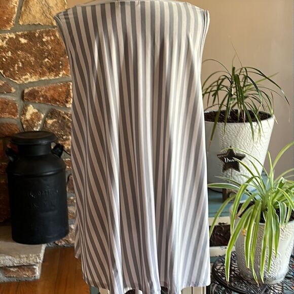 WOMENS VICTORIA Sleeveless Keyhole Top Size 3X Gray and White Stripes - Picture 5 of 8
